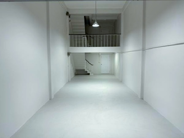 แม่น้ำบางปะกง เซ็นทรัล ฉะเชิงเทรา 2.8 กม. ขาย-เช่าอาคารพาณิชย์ 3.5 ชั้น ปรับปรุง ทาสีใหม่ 24 ตร.วา.300 ตร.ม.3 นอน 2 น้ำ ทำเลดี ติดถนน304