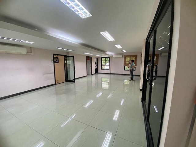 ให้เช่าอาคารสำนักงาน 3 ชั้น 728 ตรม. ซอยประชาอุทิศ 15 ตกแต่งพร้อมใช้งาน ใกล้สนามบินดอนเมือง