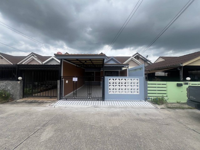 ให้เช่าทาวน์เฮ้าชั้นเดียวยี่กงษีบ้านบึง บ้าน   2 ห้องนอน  1 ห้องน้ำ จอดรถได้  2  คัน ต่อเติมพร้อมอยู่ 