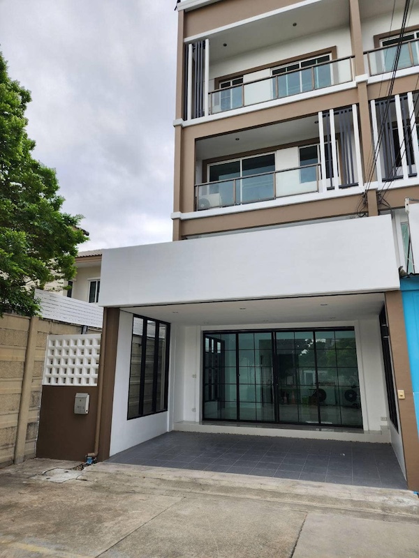 BH3487 ใช้เช่า-ขายอาคารพาณิชย์ 3 ชั้นครึ่ง โครงการพฤกษาอเวนิว พัฒนาการ32  รีโนเวทใหม่ทั้งหลัง พื้นที่ใช้สอยขนาดใหญ่ถึง 250ตร.ม. ใกล้ทองหล่อ