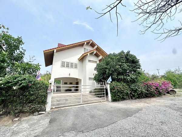 ขายบ้านเดี่ยว 2 ชั้น ในซอยหมู่บ้านสมอโพรง เป็นชุมชน เดินทางเข้า-ออกได้หลายทาง พร้อมเข้าอยู่ 