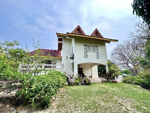 ขายบ้านเดี่ยว 2 ชั้น ในซอยหมู่บ้านสมอโพรง เป็นชุมชน เดินทางเข้า-ออกได้หลายทาง พร้อมเข้าอยู่