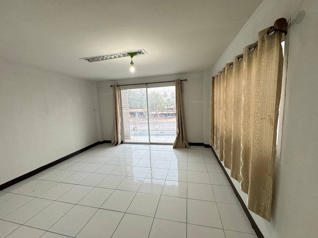 ขายขาดทุน! อาคารพาณิชย์ 3 ชั้น หลังมุม ติดถนนแม่สอด-อุ้มผาง ทำเลทอง ใกล้วงเวียนแม่สอด เพียง 2.99 ล้าน