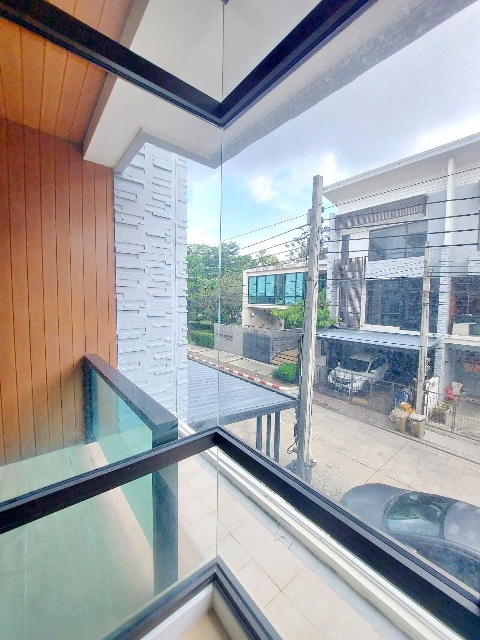 ตรงข้าม นานาชาติราฟเฟิลส์ ถนนบางนาตราด กม.5 MRT ศรีเอี่ยม 1.1กม.ให้เช่าทาวน์โฮม 3ชั้น 19ตร.วา.230 ตร.ม.