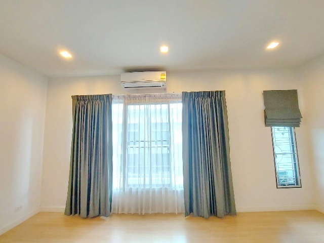 ถนนบางนาตราด กม.5 MRT ศรีเอี่ยม 1.1กม.ให้เช่าทาวน์โฮม 3ชั้น 20ตร.วา.232ตร.ม. ตรงข้าม นานาชาติราฟเฟิลส์