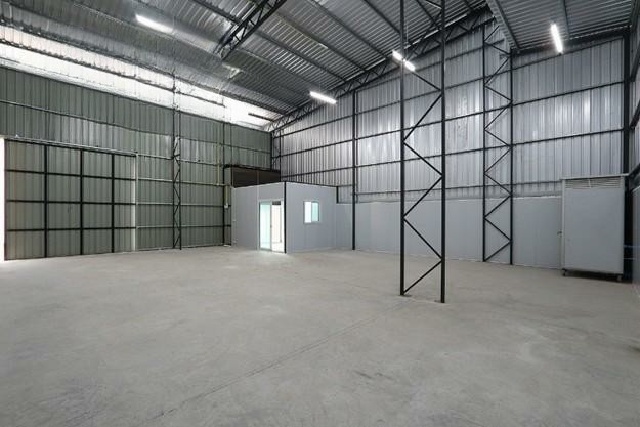 แหล่งช้อปปิ้ง ตลาดอินดี้  2.2 กม.BTSตลาดพลู  4กม. หลังสุดท้าย ให้เช่าโกดังย่านจอมทอง  พระราม 2 2 ไร่ 190ตร.ม. พระจอมเกล้าธนบุรี 3.2 กม.