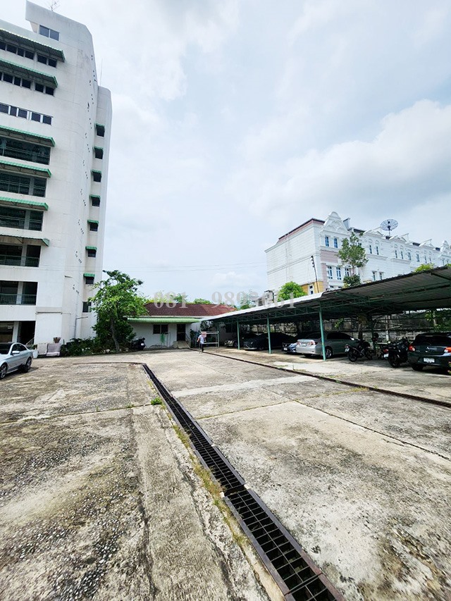 ที่ดินแปลงสวย วชิรธรรมสาธิต 33 เนื้อที่ดิน 498 วา เข้าจากปากซอย ประมาณ 70 ม.