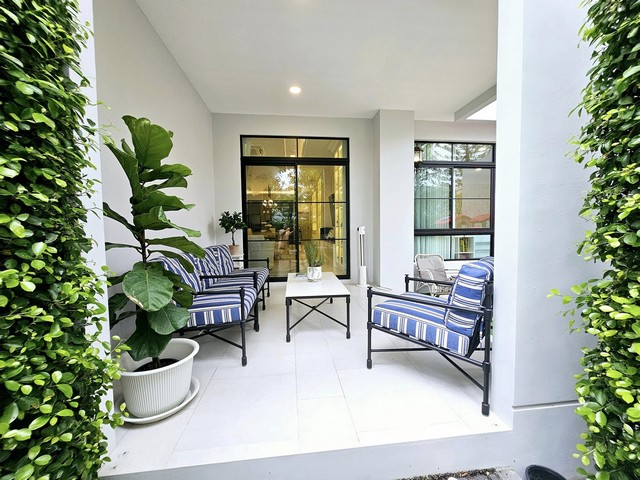 ขายบ้านเดี่ยว 2 ชั้น นันทวันพระรามเก้า-กรุงเทพกรีฑาตัดใหม่ เนื้อที่ 170 ตร.ว. บ้านติดเลคและสวน ไม่ตรงกับบ้านอื่น