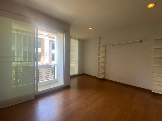 ให้เช่าทาวโฮมหลังมุมใกล้ BTS วุฒากาศ และทางด่วน ติดเมือง ใกล้สาทร   3ชั้น โครงการกลางเมือง สาทร-ตากสิน 2 (ซอยกำนันแม้น 13)