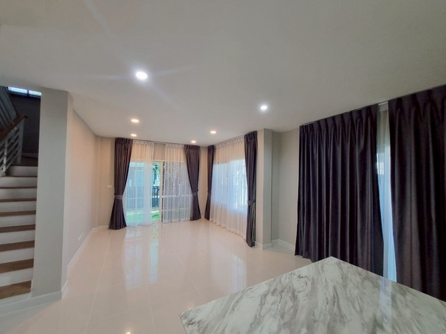 Vายบ้านเดี่ยวหลังใหญ่อายุ 1 ปี 4ห้องนอน 3ห้องน้ำ ใกล้รพ.กรุงเทพระยอง