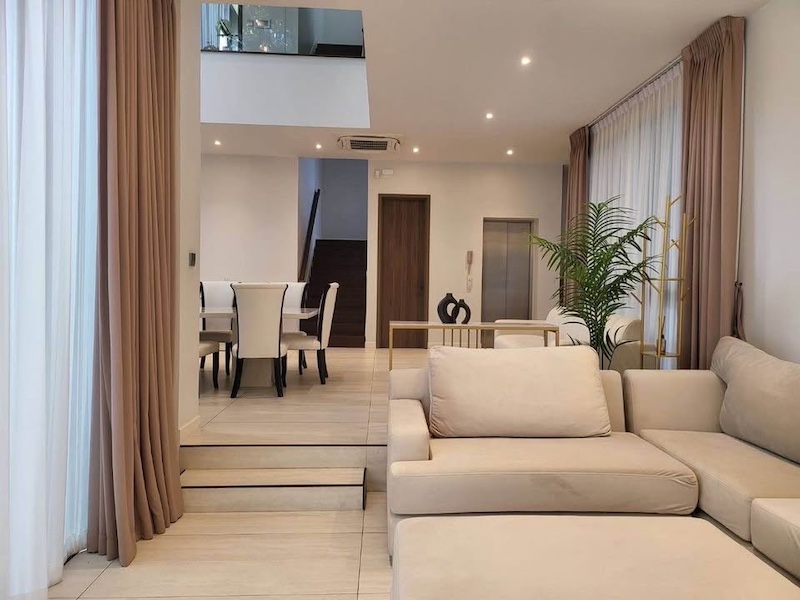 BH3575 | ให้เช่าบ้านเดี่ยว 3 ชั้นสุดหรู พร้อมลิฟต์ วิวสระว่ายน้ำ โครงการ Bugaan Krungthep Kreetha | เลี้ยงสัตว์ได้ | ใกล้รถไฟฟ้าสายสีส้ม