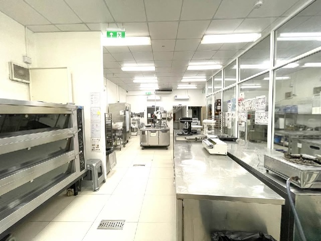 BTS ทองหล่อ 900ม.ทำเลดี ครัวกลาง  เซ้ง-เช่า Cloud Kitchen 2 ชั้น 402ตร.ม. 102ตร.วา. 5นอน 5น้ำ รร.นานาชาติ บางกอกเพรพ 0.5 กม. โกดัง