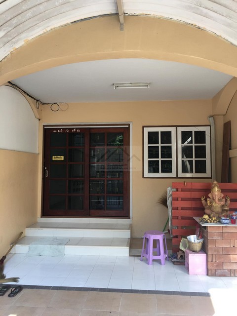 ให้เช่าทาวน์โฮม 3 ชั้น 4 ห้องนอน ลาดพร้าวซอย 29 พร้อมเฟอร์นิเจอร์ ใกล้ MRT ลาดพร้าว