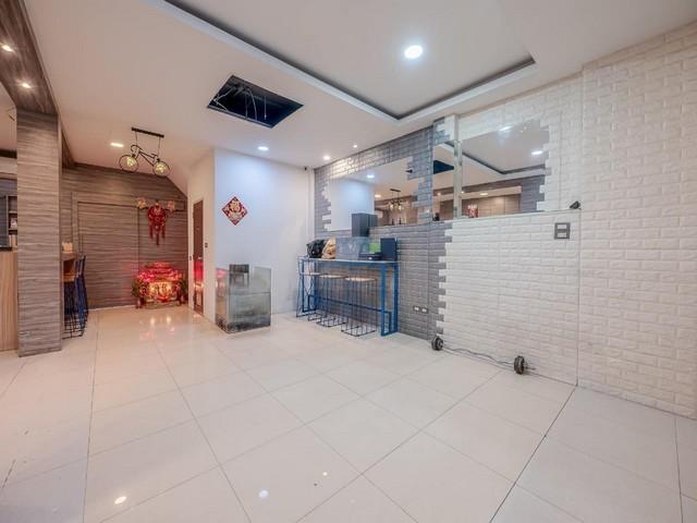 ขายโฮมออฟฟิศ 4 ชั้น 338 ตรม. ริมถนนคู้บอน ย่านคู้บอน รามอินทรา  ใกล้รถไฟฟ้า สถานีคู้บอน