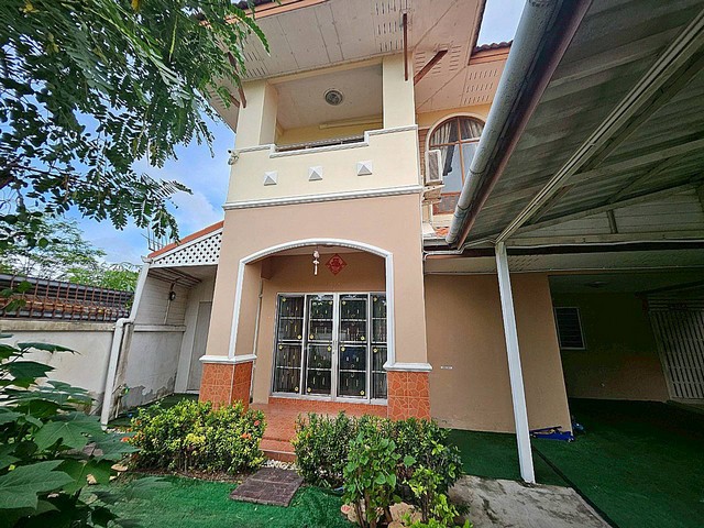 บ้านเดี่ยว​2​ ชั้นหลังใหญ่​ บน​เนื้อที่​ 56​ ตรว​ หัวมุม  3ห้องนอน​ 2​ ห้องน้ำ​  2ที่จอดรถ บ้านต่อเติม​พร้อมอยู่