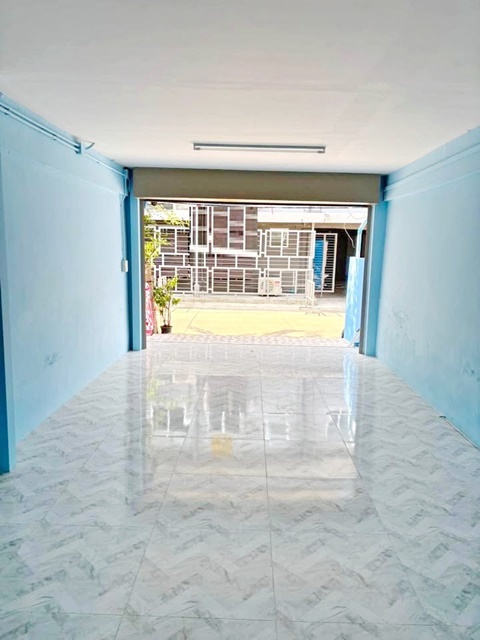  ให้เช่า ทาวน์เฮ้าส์ 3 ชั้น พร้อมเข้าอยู่  2นอน 1น้ำ เทอร์มินอล 21 เซ็นทรัลพระราม3 1.5 กม พระราม 3 2.0 กม. รร. สารสาสน์พัฒนา 