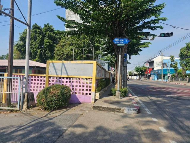 ขายที่ติดถนนลาดพร้าว101...ที่ดินใกล้รถไฟฟ้า..ที่ดินลาดพร้าว แถมสิ่งปลูกสร้างเป็นโรงเรียน..ติดถนน2ด้านซอยลาดพร้าวแยก7