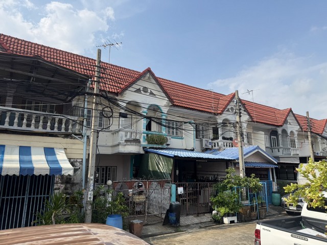 ทาวน์เฮาส์กล่อมพิรุณ 2ชั้น บ้านอยู่ตรงข้ามลานอเนกประสงค์  ทำเลดี ราคาโดน