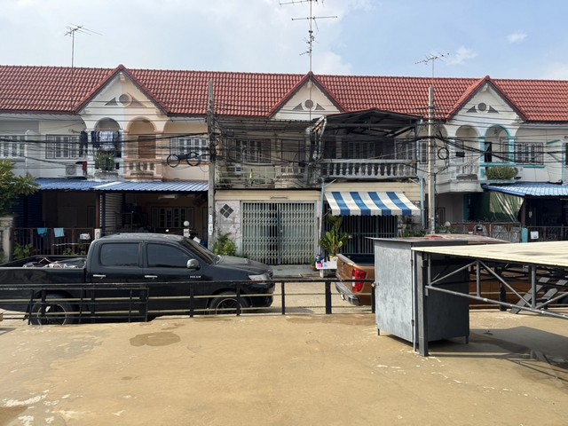 ทาวน์เฮาส์กล่อมพิรุณ 2ชั้น บ้านอยู่ตรงข้ามลานอเนกประสงค์  ทำเลดี ราคาโดน