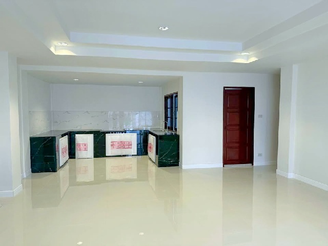 ซ.ทองหล่อ 17-25 BTSพร้อมพงษ์ 1.8 กม. ให้เช่าทาวน์เฮ้าส์ 5ชั้น 5นอน  32ตร.วา. 600 ตร.ม. รพ.สมิติเวช สุขุมวิท 1กม. 5น้ำ  ตลาดเอกมัย 1.1 กม.