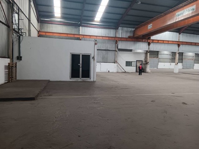 ให้เช่าโกดัง ผังส้มตำบลบึงบึง ศรีราชาชลบุรี  พื้นที่ขนาดใหญ่ 3000ตร.ม. องรับน้ำหนักได้ 5 ตัน/ตร.ม. มีเครนขนาด 10 ตัน