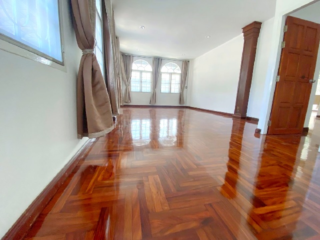 รร.ลาร์สเกตเวย์ 2.0 กม.บ้านเดี่ยว 2 ชั้น หลังใหญ่ ตลาดเอี่ยมสมบัติ 1.7 กม. MRT ศรีนุช 1.6 กม. มีสวน 122ตร.วา.482 ตร.ม. 7 นอน 3 น้ำ