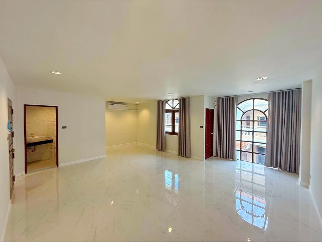 ซ.ทองหล่อ 17-25 ตลาดเอกมัย 1.1 กม. BTSพร้อมพงษ์ 1.8 กม. ให้เช่าทาวน์เฮ้าส์ 5ชั้น 5นอน  30ตร.วา. 402 ตร.ม. รพ.สมิติเวช สุขุมวิท 1กม. 5น้ำ