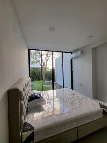 LV53169 ให้เช่า บ้านเดี่ยว 3 ชั้น หมู่บ้าน VIVE พระราม 9 ด้านหน้าเป็นบ่อน้ำ ด้านหลังวิวสนามกอล์ฟ อยู่ใกล้ Club House