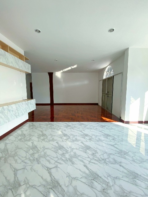 หลังใหญ่ มีสวน 120 ตร.วา.บ้านเดี่ยว 2 ชั้น MRT ศรีนุช 1.6 กม.480 ตร.ม.รร.ลาร์สเกตเวย์ 2.0 กม. 7 นอน 3 น้ำ