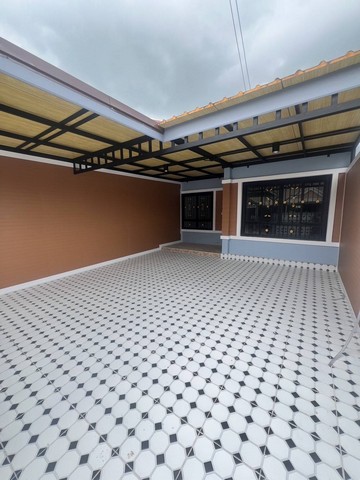 ให้เช่าทาวน์เฮ้าชั้นเดียวยี่กงษีบ้านบึง บ้าน  2 ห้องนอน  1 ห้องน้ำ  จอดรถได้  2  คัน ต่อเติมพร้อมอยู่