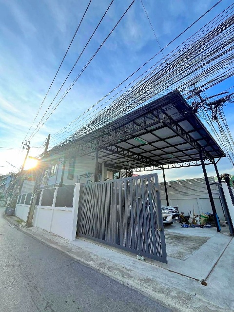 บ้านเดี่ยว 2 ชั้น เพิ่งรีโนเวทใหม่ 58 ตร.วา.232 ตร.ม.เหมาะกับทำโฮมออฟฟิศ อยู่อาศัย  รร.นานาชาติบริติชโคลัมเบีย 3.5 กม. 4 นอน 2 น้ำ