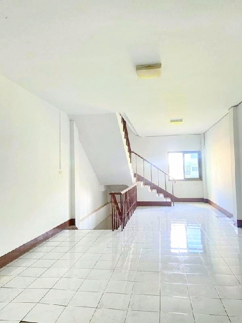 วารินชำราบ อาคารพาณิชย์ 3 ชั้น 1 คูหา .ปตท.ม.อุบลราชธานี 900 ม.ติดถนนใหญ่ ทำเลทอง 3 นอน 3 น้ำ