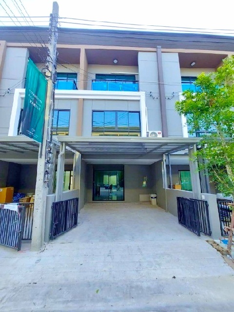 BTSสายหยุด 2.2กม.  BTSสะพานใหม่ 2.3กม. ใหญ่มาก ให้เช่าทาวน์โฮม 3 ชั้น 4-5นอน 3น้ำ ถ.เทพรักษ์ พหลโยธิน MRTลาดปลาเค้า 2.1กม. 25ตร.วา 285 ตร.ม.