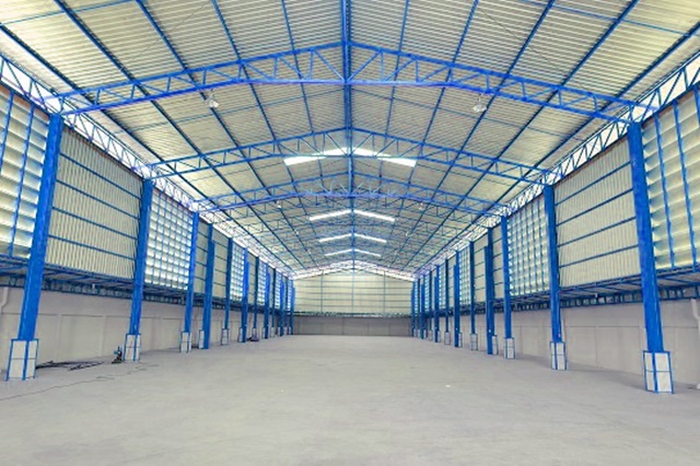 โกดังที่เดินถึง ARL ลาดกระบัง 649 ม. สนามบินสุวรรณภูมิ 3.9กม. โกดังให้เช่าใหม่ 2000ตรม. 239,999 บาทต่อเดือน ร่มเกล้า ลาดกระบัง