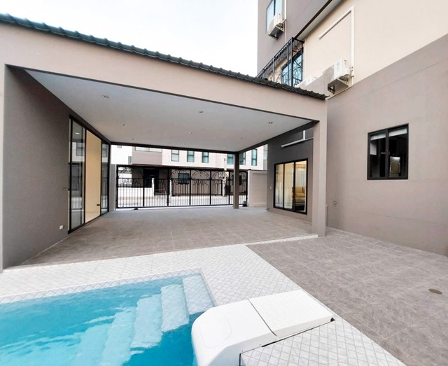 พูลวิลล่าหรู 3 ชั้น 8แอร์ ติดสนามกอล์ฟ อมตะสปริงคันทรีคลับ ให้เช่าคฤหาสน์  5นอน  ตลาดรัตนากรอมตะ  2 กม.  92ตรว. 450ตรม. 6น้ำ 5จอดรถ เงียบสงบ