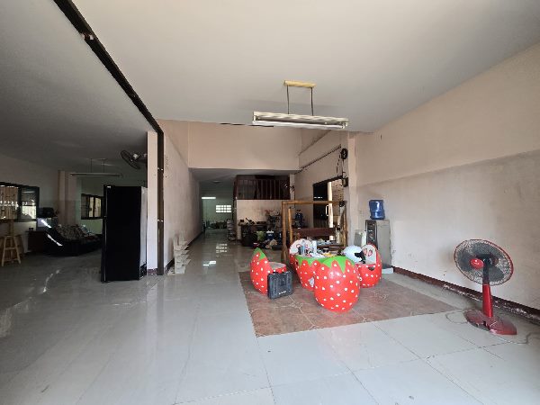 โอกาสของนักธุรกิจ Work & Live อาคารใหญ่ 500 ตรม. ที่มีโกดังในตัว!+ จอดรถ 4 คัน! ย่านพระราม 2