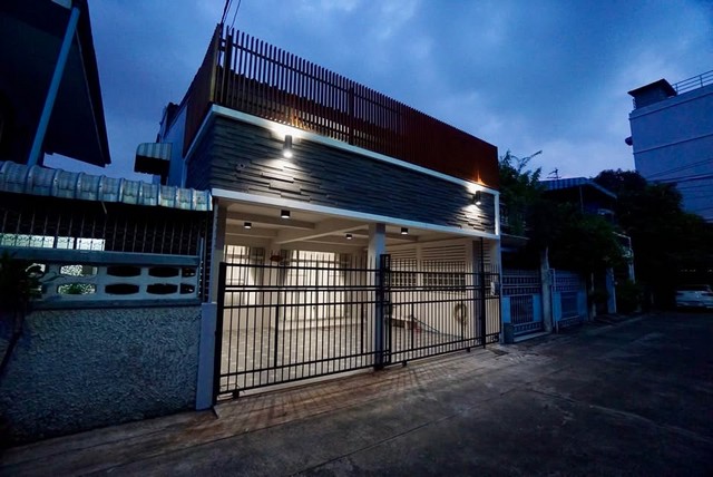 ให้เช่าทาวน์โฮม3ชั้นหมู่บ้านอยู่เจริญรัชดาภิเษกซอย3 ใกล้MRTพระราม9