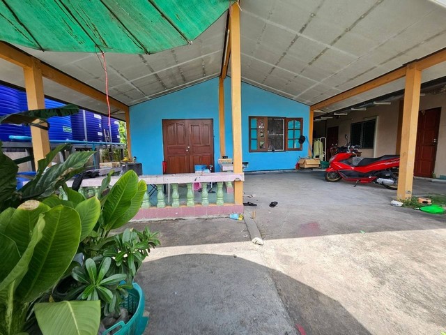 ขายห้องแถว​ 4​ ห้องพร้อมบ้านเดี่ยว บ้านเดี่ยว​ปล่อยเช่า  หลังละ​ 4000​ บาท ห้องแถว​ 4​ ห้อง เก็บค่าเช่าหลังละ​2000​ บาท