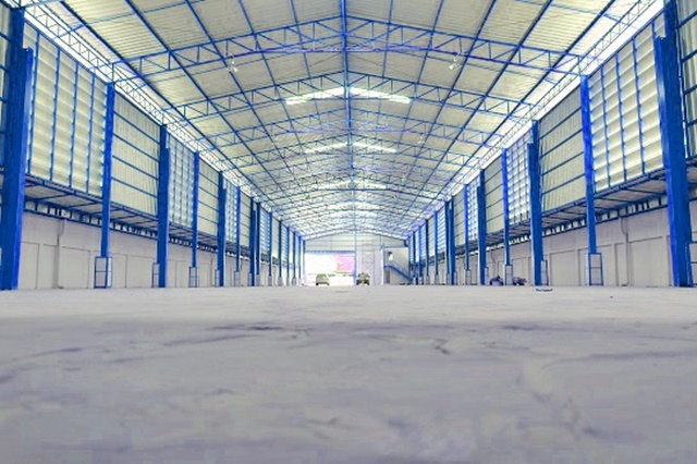 ARL ลาดกระบัง 650 ม.สนามบินสุวรรณภูมิ 4 กม. โกดัง โกดังที่เดินถึง ต่อ ให้เช่าใหม่ 1000ตรม. 124,999 บาทเดือน ร่มเกล้า ลาดกระบัง