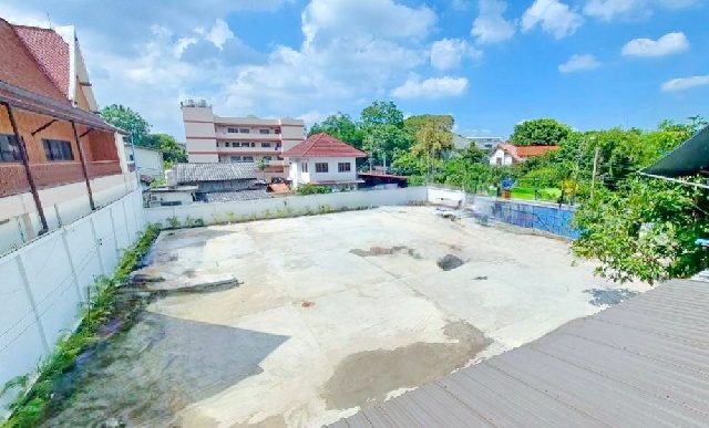 อาคาร 4ชั้น รถไฟฟ้าสีแดงจตุจักร 450ม. วิภาวดีรังสิต11-19  MRTพหลโยธิน ลาดจอดรถ30คัน 8ห้อง 600 ตร.ม.145 ตร.วา. ย่านจตุจักร