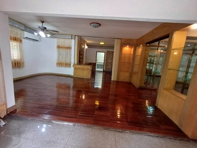 ขายบ้านเดี่ยว 2 ชั้น 75 ตรว. 8 ห้องนอน ย่านอารีย์ พหลโยธิน ซอยอารีย์สัมพันธ์ 4 ใกล้ BTS อารีย์ ** เหมาะอยู่อาศัย ทำออฟฟิศ หรือ Air BNB