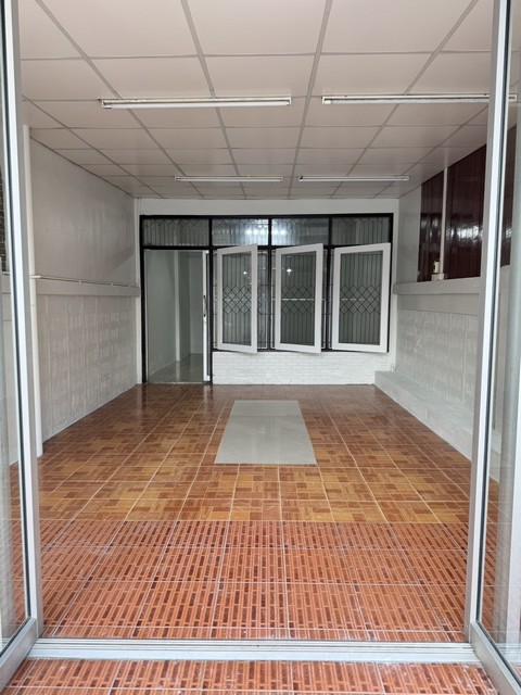 P670 ให้เช่าทาวน์เฮ้าส์ 2 ชั้น โชคชัย 4 ใกล้ตลาดโชคชัย 4 ใกล้ 650 เมตร เดินทางสะดวก ไม่มีแอร์ ไม่มีเฟอร์นิเจอร์ บ้านเปล่า