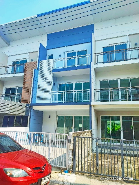 MRT รามอินทรา 40 1.4 กม. ให้เช่าทาวน์โฮม 3ชั้น โรงเบียร์เยอรมันตะวันแดง เลียบด่วนเอกมัย 22ตร.วา. 242ตร.ม. 3นอน 3แอร์ โลตัส วัชรพล 600 ม.