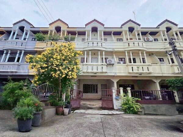 ทาวน์โฮม 3 ชั้น สำเร็จพัฒนา - ซอยวัดศรีประวัติ บางกรวย นนทบุรี