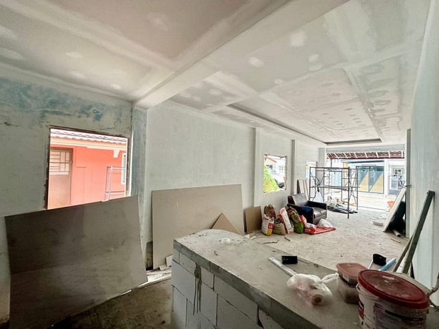 หมู่บ้านภูเก็ตวิลล่า3 ทาวน์โฮมรีโนเวทใหม่ 18.8วา 2ห้องนอน 1ห้องน้ำ ใกล้โลตัส โก เฟรช เจ้าฟ้า