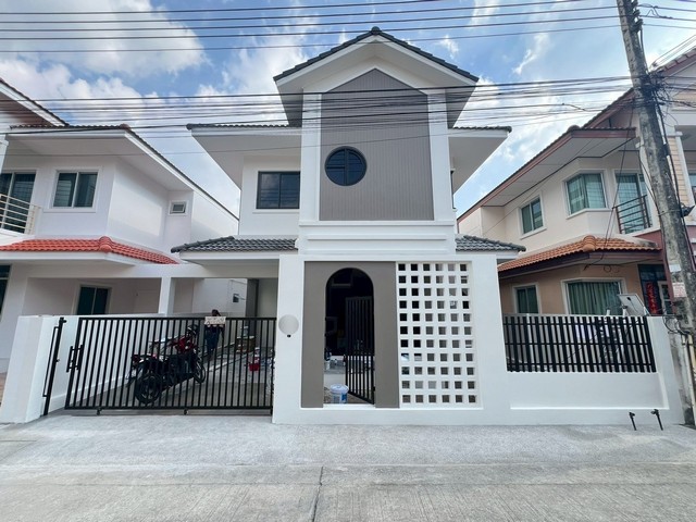 หมู่บ้านพนาสนธิ์เทพอนุสรณ์ภูเก็ต ทาวน์โฮมรีโนเวทใหม่ 38.5วา 4ห้องนอน 3ห้องน้ำ ใกล้วัดเทพนิมิตร