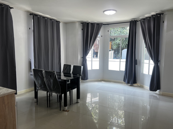 ID :  8477 ให้เช่า บ้าน นามกอล์ฟรานนท์ กอล์ฟวิว แอนด์ สปอร์ต คลับ ถนนสุวินทวงศ์ ใกล้สนามบินสุวรรณภูมิ ร่มเกล้า ลาดกระบัง  ราคาเช่า 23,000 บ/ด 0 RAI 1 Ngan 20 ตร.วา 3ห้องนอน 23000 บาท. ทำเลน่าอยู่