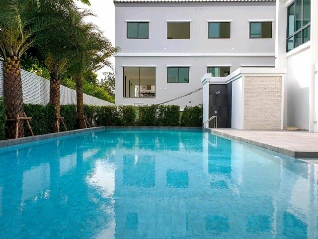 รามอินทรา3-7 ให้เช่าทาวน์โฮมหรู  3 ชั้น  MRT ลาดปลาเค้า 1.6 กม.ทำเลดี 20 ตร.วา.160 ตร.ม.4 นอน เฟอร์พอตัว เซ็นทรัล รามอินทรา 2.3 กม