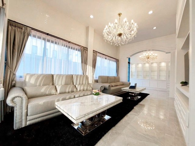 อมตะสปริงคันทรีคลับ 6น้ำ ตลาดรัตนากรอมตะ 1.8กม.ให้เช่าคฤหาสน์ 5นอน พูลวิลล่าหรู 3 ชั้น ติดสนามกอล์ฟ  5จอดรถ 8แอร์ เงียบสงบ