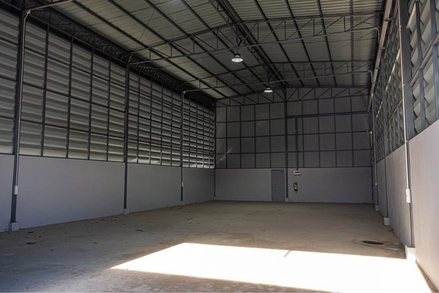 ให้เช่าโกดังสร้างใหม่ เดินทางสะดวก เชื่อมต่อถนนศรีนครินทร์ พัฒนาการ อ่อนนุช    ใกล้สนามบิน สุวรรณภูมิ ถนนเฉลิมพระเกียรติ ร.9 ซอย 38